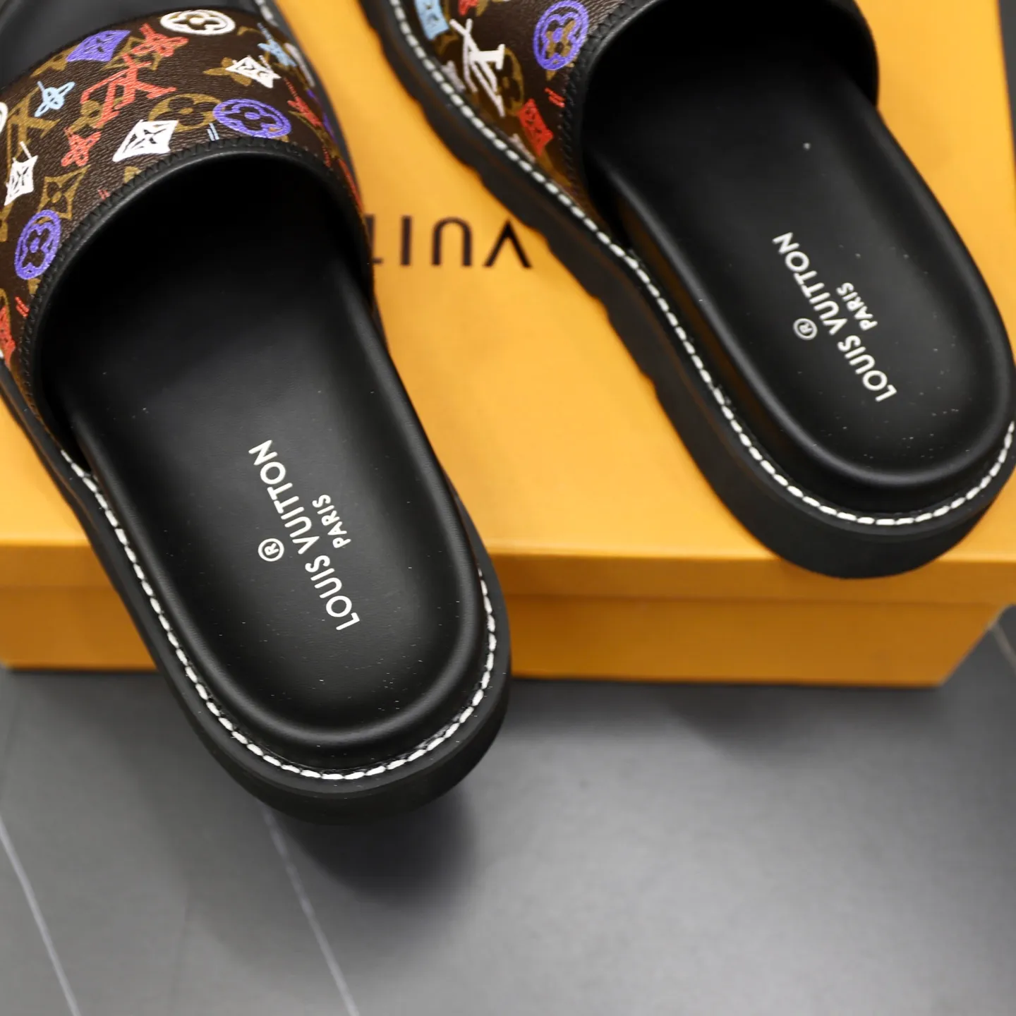 Ex-factory price: 320💰🙅‍♂️🙅‍♂️🙅‍♂️ Brand: LV Louis Vuitton Standard code: 38-45 Grade: Same as the official website Material: Original material design Original rubber wear-resistant molded outsole Style category: Men's fashion sandals Distinguished luxury brand elements Top luxury Color: Actual picture color